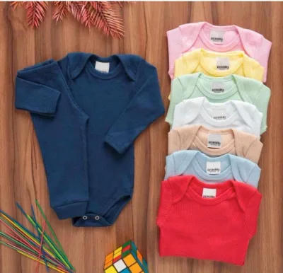 Foto do anúncio de um kit de seis peças de bebê em algodão, uma oferta real publicada nos nossos grupos.